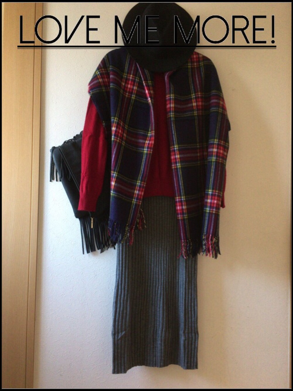 レッド系のニット/セーター、グレー系のスカート、ブルー系のマフラーを着用したレディースの冬コーディネートの1枚目の写真