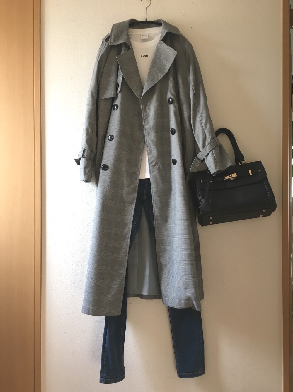 「シンプル、デニムパンツ、キレイめ、ロゴT、UNRELISH、Klon、JEANASiS、しまむら、チェック、低身長」｜「UNRELISHのアイテム（トレンチコート、ブラック系）」を使った、teey+さん（レディース・155cm）の春コーディネートの1枚目の写真