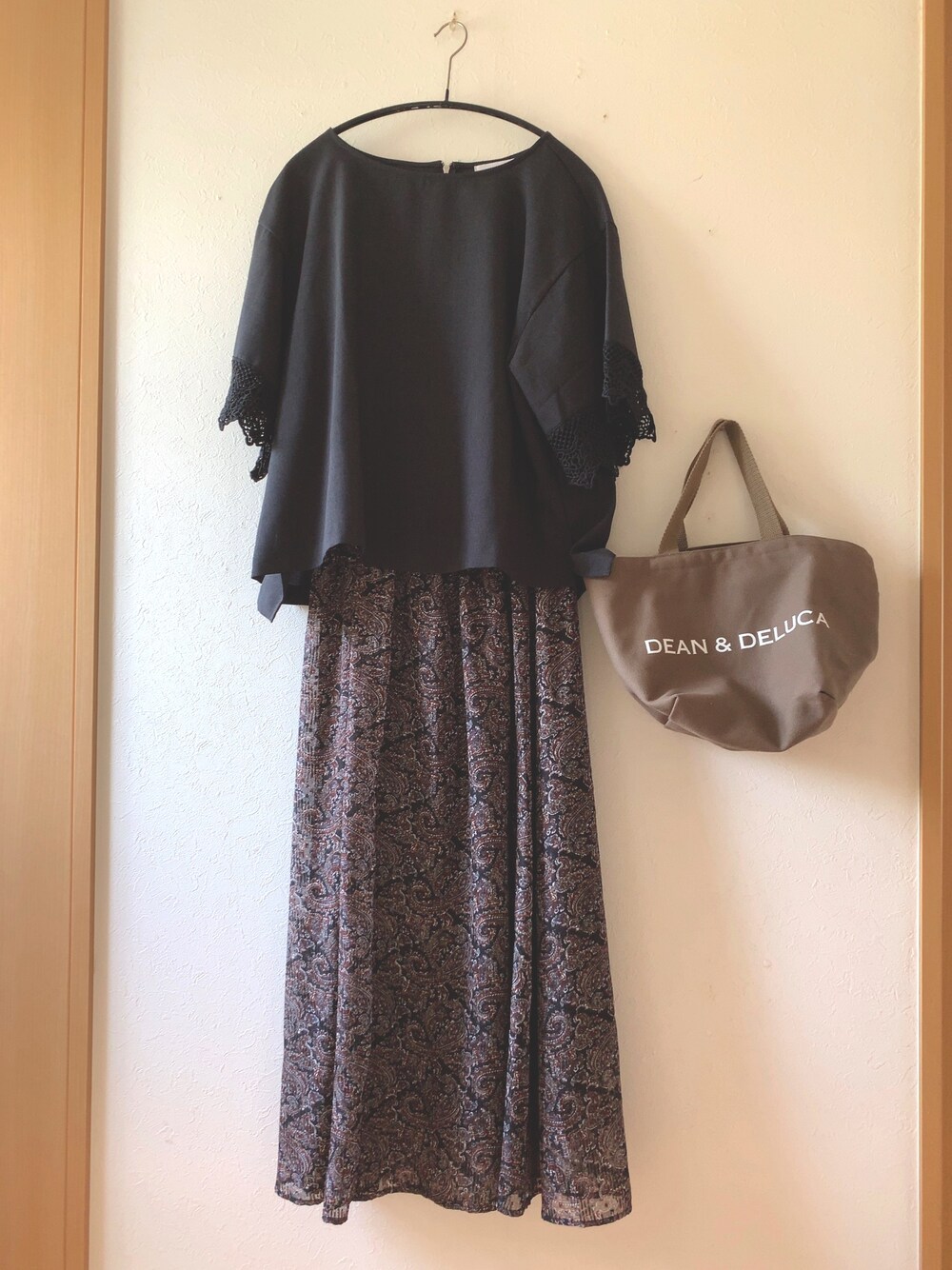「黒、ペイズリー、スカート、大人コーデ、プチプラ、AMERICAN HOLIC、Discoat Parisien、DEAN&DELUCA、低身長」｜「AMERICAN HOLICのアイテム（Tシャツ/カットソー、ブラック系）」を使った、teey+さん（レディース・155cm）の夏コーディネートの1枚目の写真