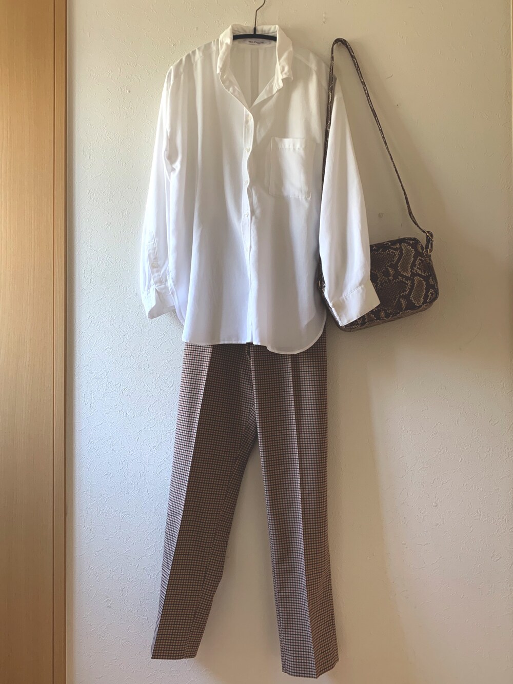 「秋コーデ、シャツスタイル、プチプラ、チェックパンツ、AZUL ENCANTO、UNIQLO、パイソン柄バッグ、any Fam、ショルダーバッグ、パンプス」｜「AZUL ENCANTOの【洗濯機で洗える】モダールポリエステル襟ワイヤー入りシャツ（シャツ/ブラウス、ホワイト系）」を使った、teey+さん（レディース・155cm）の秋コーディネートの1枚目の写真