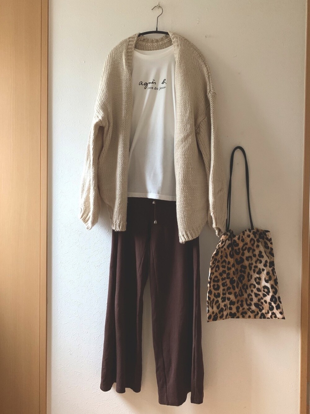 ホワイト系のカーディガン/ボレロ、ブラウン系のその他パンツ、その他のバッグを着用したレディースの秋コーディネートの1枚目の写真