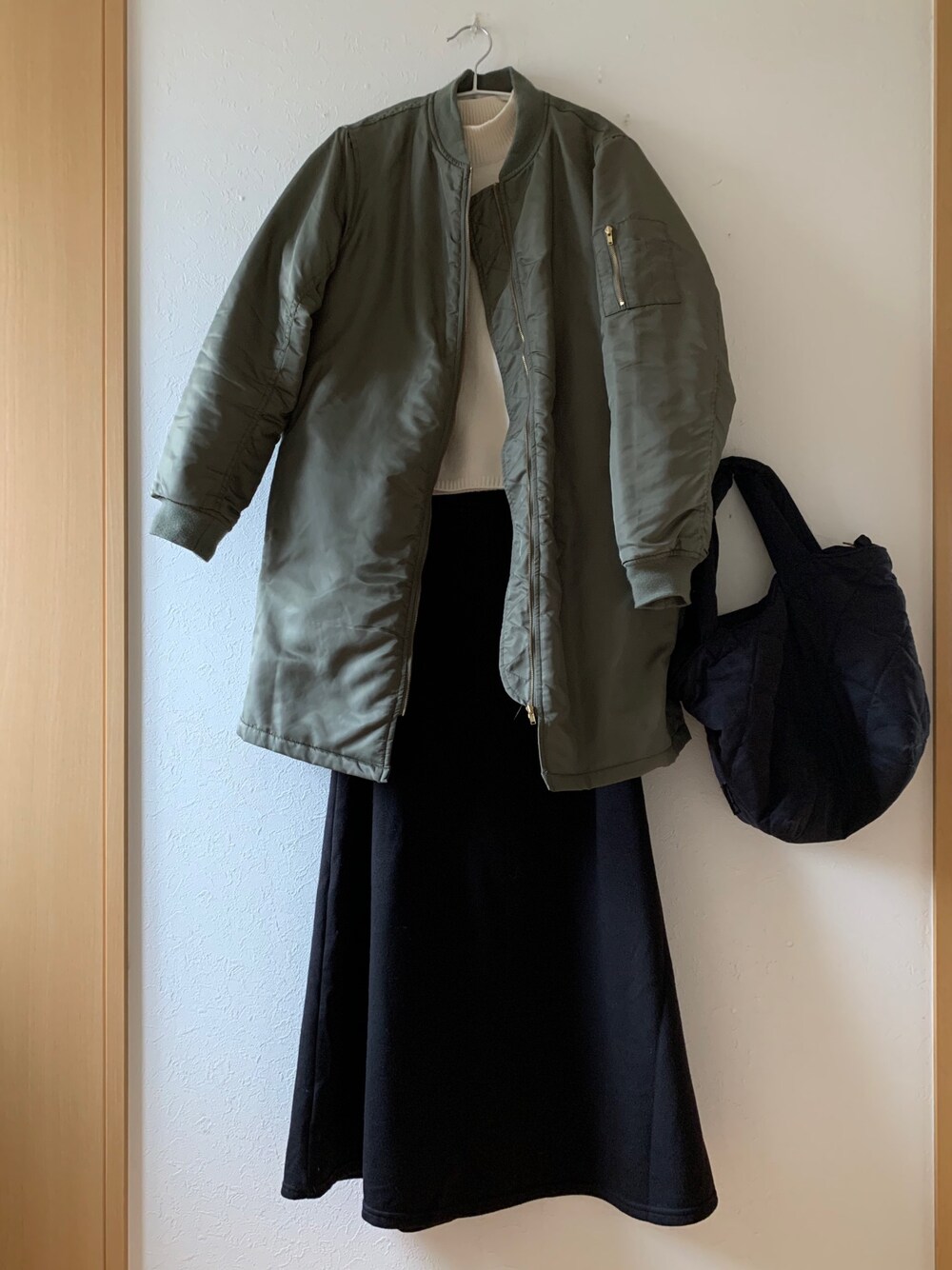 「MA-1、ニット、ロングスカート、SEVENDAYS＝SUNDAY、H&M、coca、大人カジュアル、スニーカー、無印良品、低身長」｜「SEVENDAYS=SUNDAYの・ナイロンツイル ロングMA-1（MA-1、グリーン系）」を使った、teey+さん（レディース・155cm）の冬コーディネートの1枚目の写真