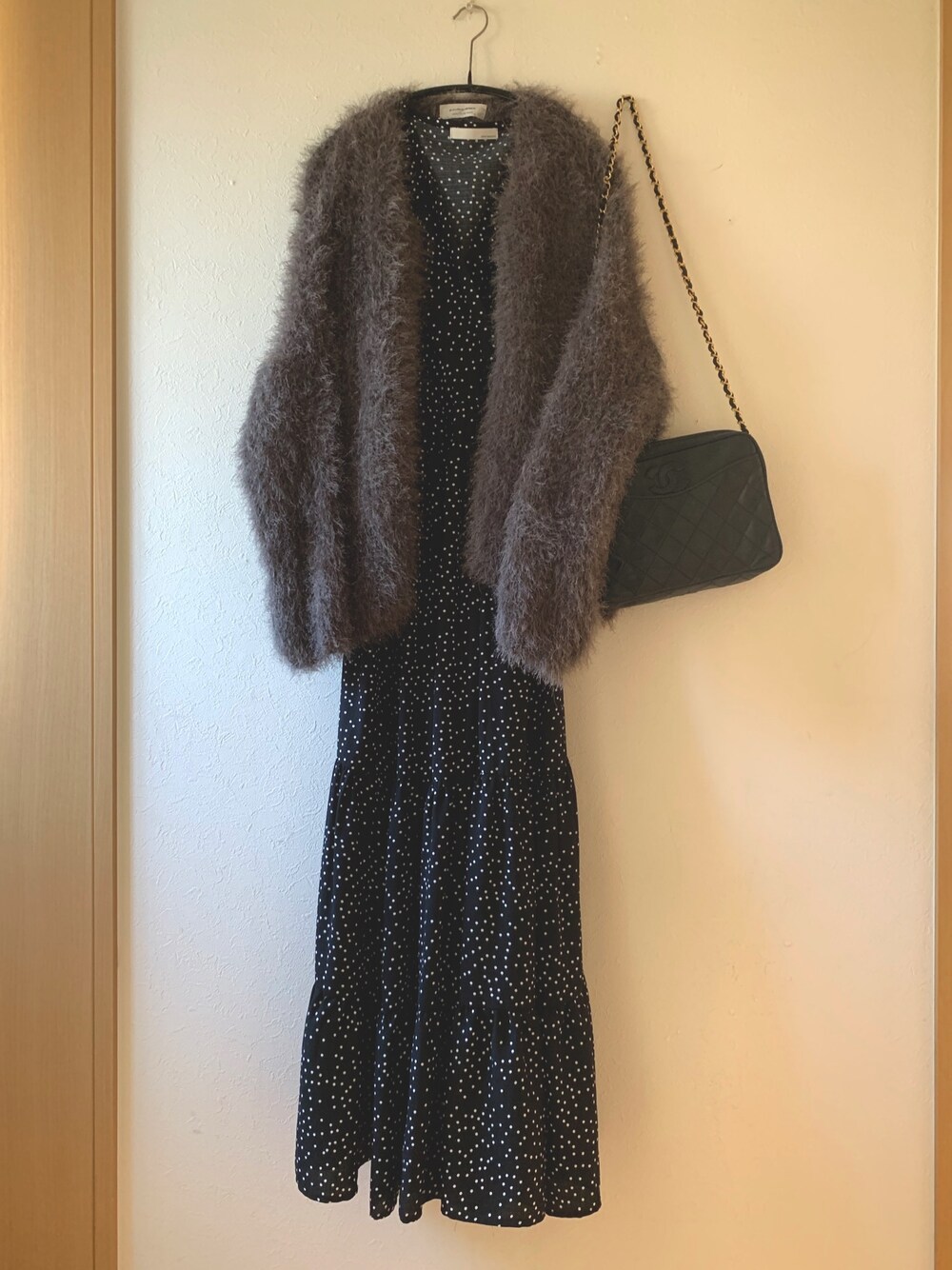 「フェザーヤーン、ワンピース、ドット柄、marjour、auntmarie's 、chanel、ブラック、グレー、キレイめ、低身長」｜「marjourのフェザーヤーンニットカーデ（カーディガン/ボレロ、グレー系）」を使った、teey+さん（レディース・155cm）の春コーディネートの1枚目の写真