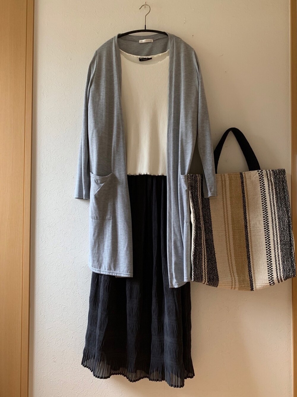 「シンプル、ロングカーディガン、メロートップス、シャーリングスカート、w closet、BCSTOCK、サンダル、GU、トートバッグ、nano・universe」｜「w closetのメローボートネック半袖プルオーバー（Tシャツ/カットソー、ホワイト系）」を使った、teey+さん（レディース・155cm）の夏コーディネートの1枚目の写真