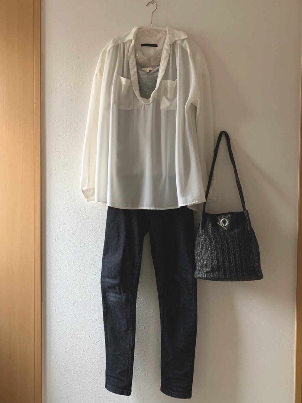 「シンプルコーデ、デニム、ロングシャツ、着回しコーデ、Heather、ZARA、ショルダーバッグ、Discoat Parisien、メッシュサンダル、a-trend_ld」｜「Heatherのアイテム（シャツ/ブラウス、ホワイト系）」を使った、teey+さん（レディース・155cm）の夏コーディネートの1枚目の写真