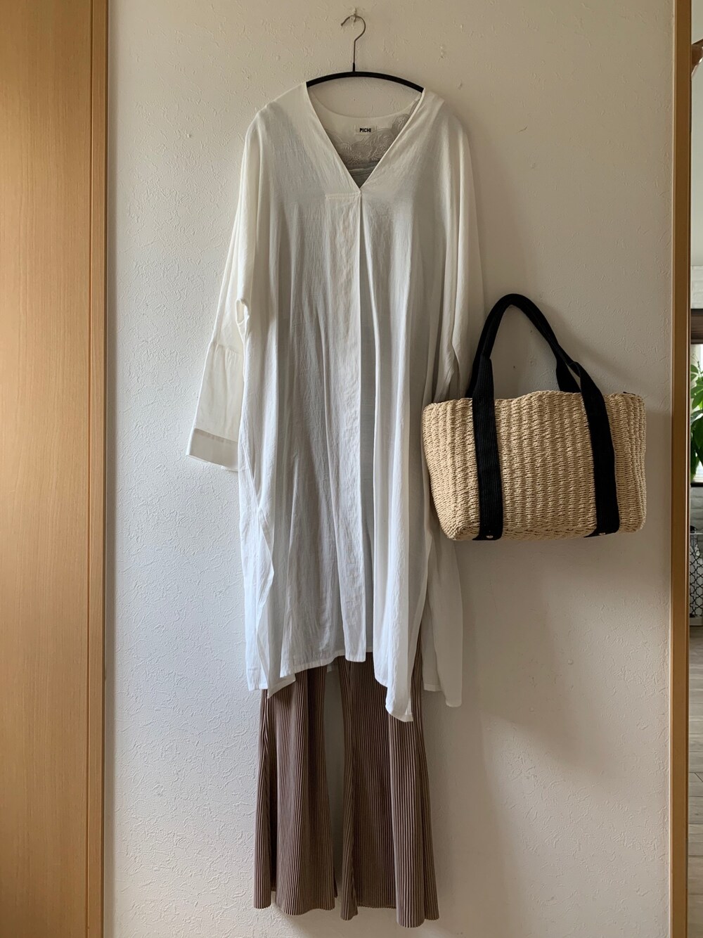 「休日スタイル、シンプル、リラックススタイル、シャツワンピ、プリーツパンツ、モカ、pinkpixieprincess、PICHI、リエディ、かごバッグ」｜「Re:EDITの[近藤千尋さん着用][お家で洗える][低身長向けSサイズ対応][高身長向けMサイズ対応]楊柳マットプリーツストレートパンツ（その他パンツ、ブラウン系）」を使った、teey+さん（レディース・155cm）の夏コーディネートの1枚目の写真