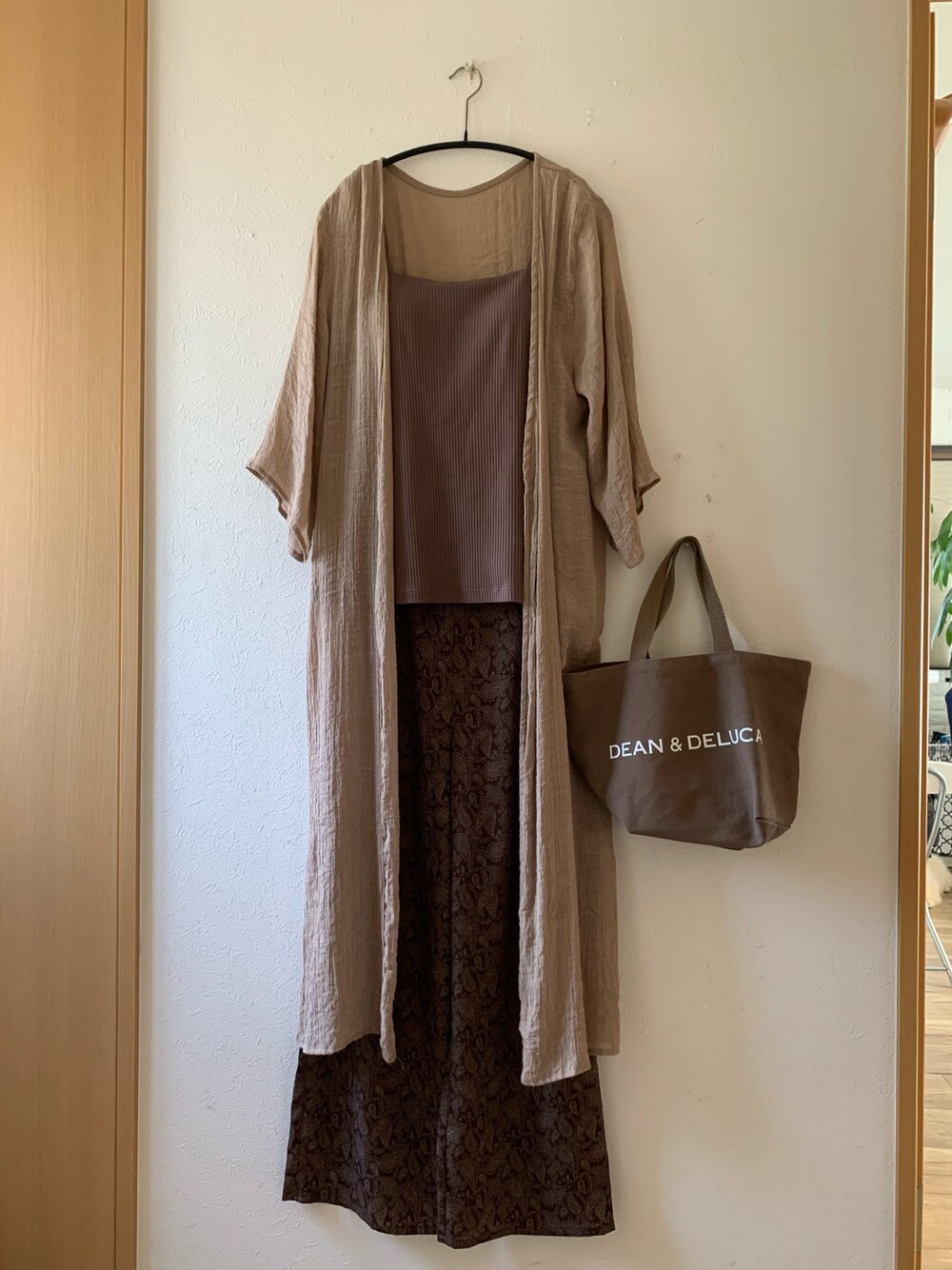 「楽チンコーデ、ラフコーデ、ゆるコーデ、ブラウン、プチプラ、ペイズリー柄パンツ、GU、リエディ、LOWRYS FARM、DEAN&DELUCA」｜「Re:EDITのレーヨン楊柳ロングガウンカーディガン（カーディガン/ボレロ、ブラウン系）」を使った、teey+さん（レディース・155cm）の夏コーディネートの1枚目の写真
