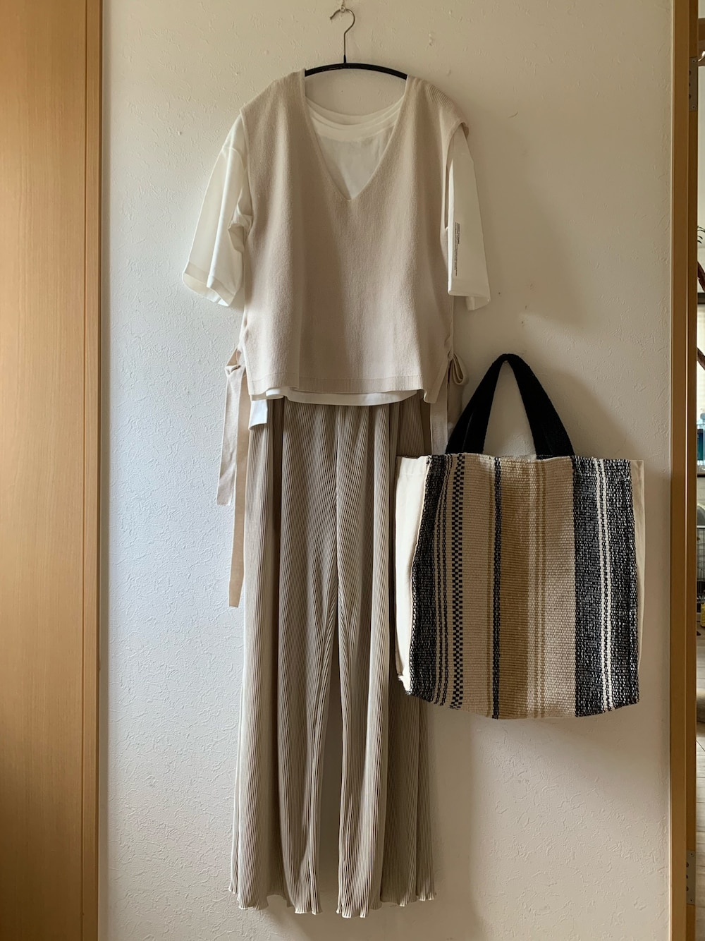「ベージュ、シンプル、プチプラ、ニットベスト、Tシャツ 白、プリーツパンツ、しまむら、COTORICA.、VACANCY、着回しコーデ」｜「しまむらのアイテム（ベスト、ベージュ系）」を使った、teey+さん（レディース・155cm）の秋コーディネートの1枚目の写真