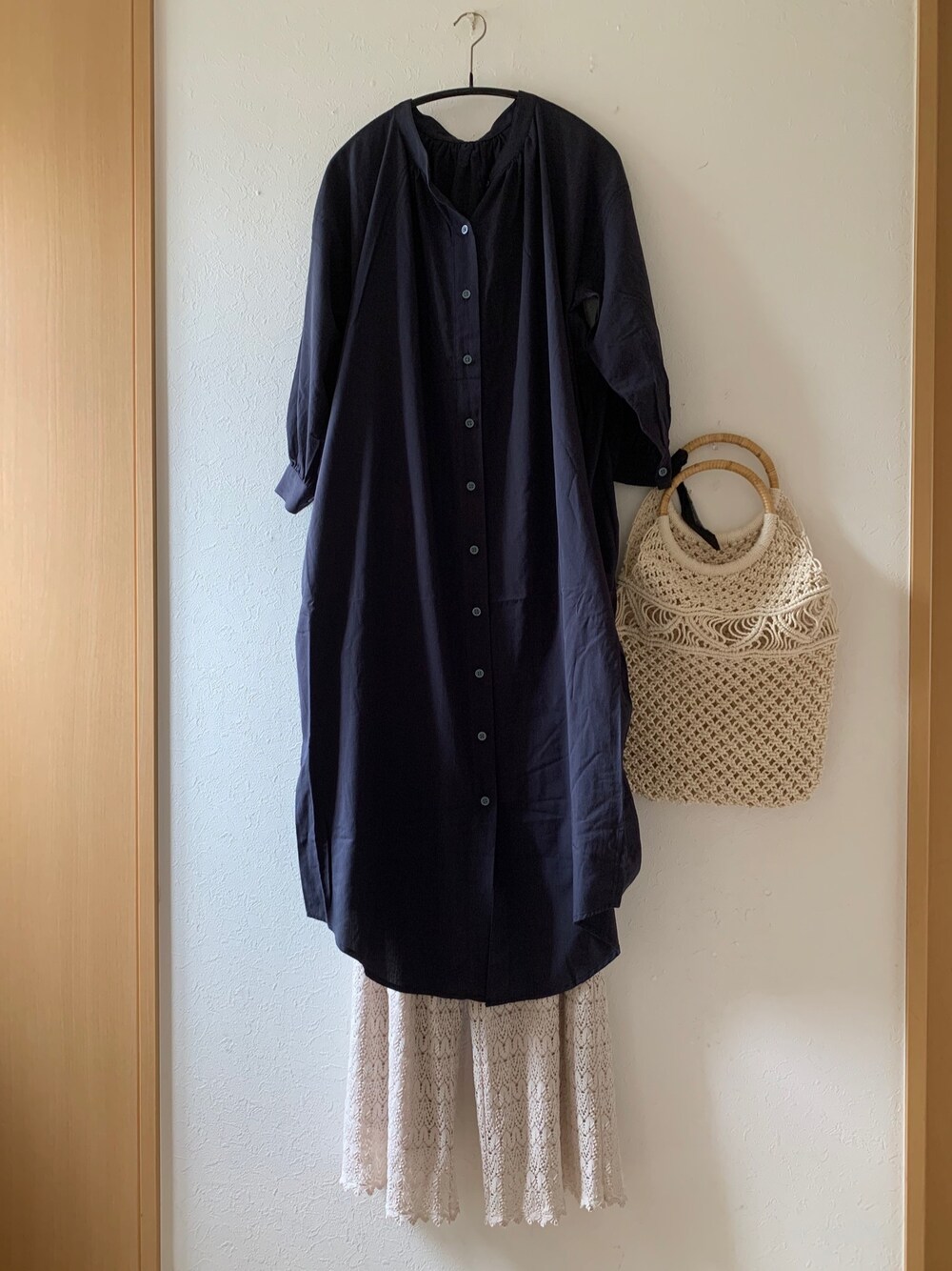 「休日スタイル、ワンピース、ネイビー、レースパンツ、編みバッグ、AZUL ENCANTO、しまむら、nice claup、低身長」｜「AZUL ENCANTOの【洗濯機で洗える】【消臭効果】スタンドカラーギャザーボリュームワンピース（シャツワンピース、ブルー系）」を使った、teey+さん（レディース・155cm）の秋コーディネートの1枚目の写真