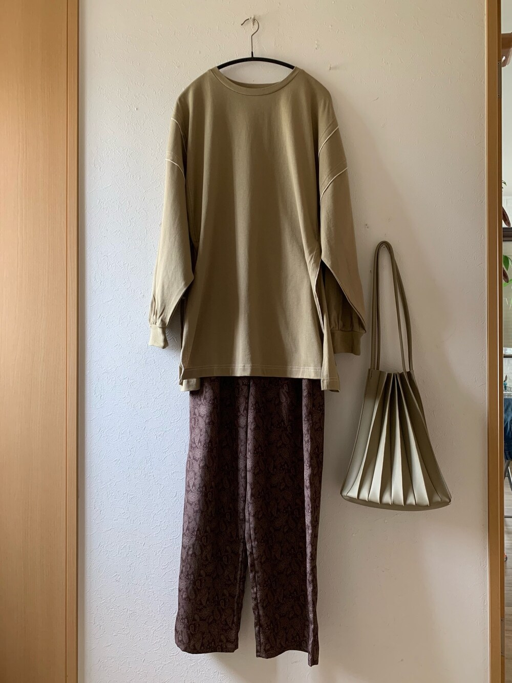 「休日スタイル、サイドリボン、くすみカラー、ペイズリー柄パンツ、プリーツバッグ、bonny、LOWRYS FARM、neuna、ピスタチオ、フラットシューズ」｜「bonnyのアイテム（トップス、グリーン系）」を使った、teey+さん（レディース・155cm）の秋コーディネートの1枚目の写真