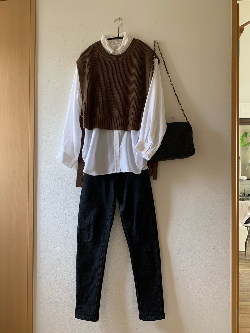 「シンプル、きれいめカジュアル、ニットベスト、シャツスタイル、デニム、bonny、AZUL ENCANTO、ZARA、chanel、チェーンバッグ」｜「bonnyのアイテム（ベスト、ブラウン系）」を使った、teey+さん（レディース・155cm）の秋コーディネートの1枚目の写真