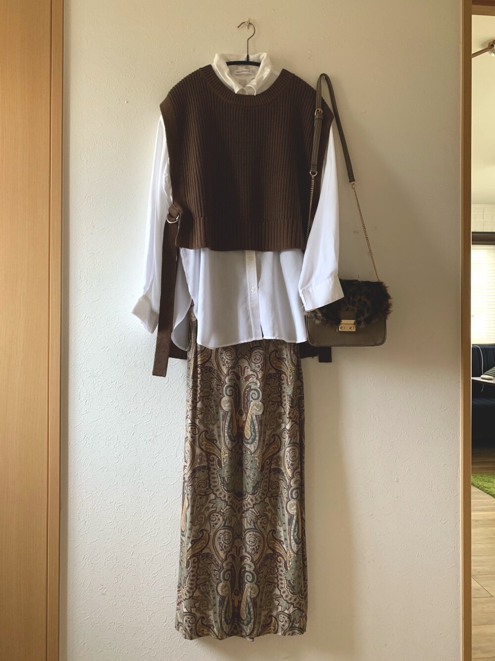 「ニットベスト、シャツ、ペイズリー、ブラウン、レオパード、bonny、AZUL ENCANTO、Kastane、urban research sonny label、着回しコーデ」｜「bonnyのアイテム（ベスト、ブラウン系）」を使った、teey+さん（レディース・155cm）の秋コーディネートの1枚目の写真