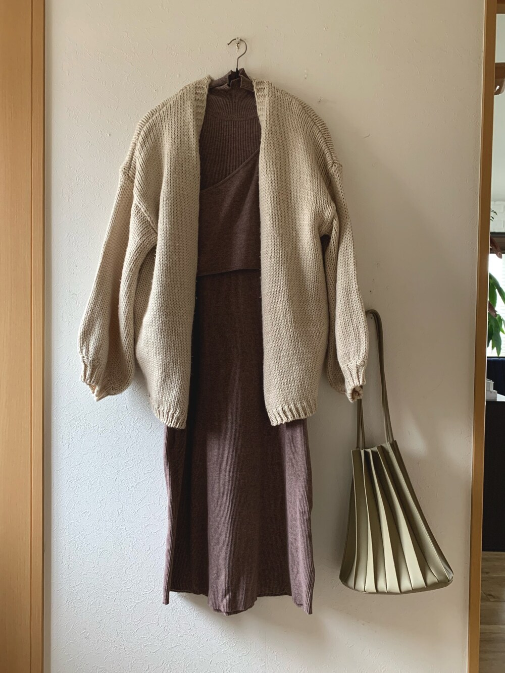 「休日スタイル、ニットカーディガン、ビスチェ、ワンピース、titivate、auntmarie's 、プリーツバッグ、くすみカラー、ブーツ、着回しコーデ」｜「Aunt Marie'sのAUNT MARIE'S ワンショルビスチェレイヤードニットワンピース（ワンピース、ベージュ系）」を使った、teey+さん（レディース・155cm）の秋コーディネートの1枚目の写真