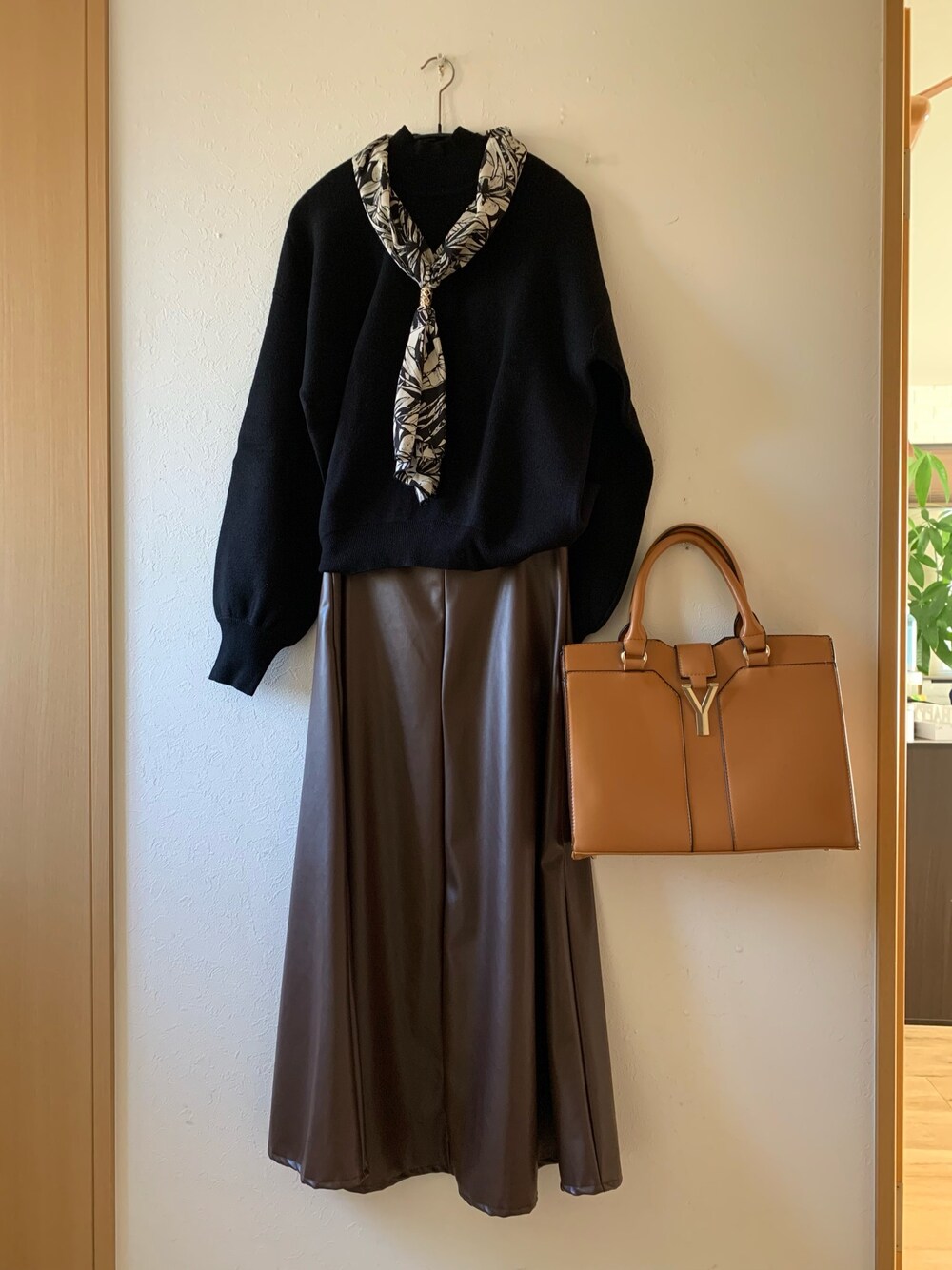 「秋服、ニット、レザースカート、プチプラ、GU、GRL、スカーフ、JEANASiS、ブーツ、着回しコーデ」｜「GRLのフェイクレザーフレアスカート（スカート、ブラウン系）」を使った、teey+さん（レディース・155cm）の秋コーディネートの1枚目の写真