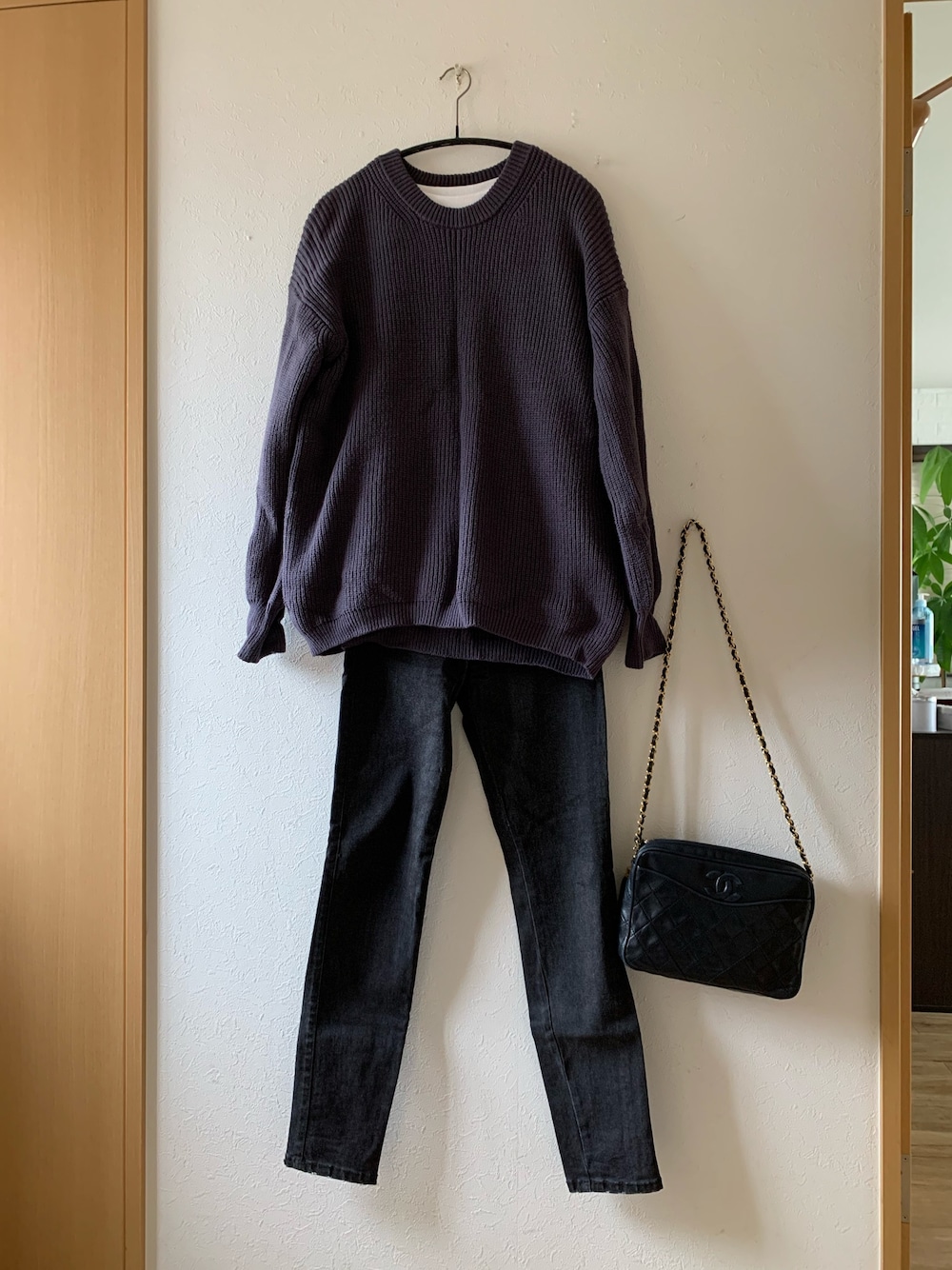 「大人コーデ、シンプル、ニット、デニム、GU、ZARA、ショルダーバッグ、chanel、パイソン柄パンプス、SESTO」｜「GUのアイテム（ニット/セーター、ブルー系）」を使った、teey+さん（レディース・155cm）の秋コーディネートの1枚目の写真