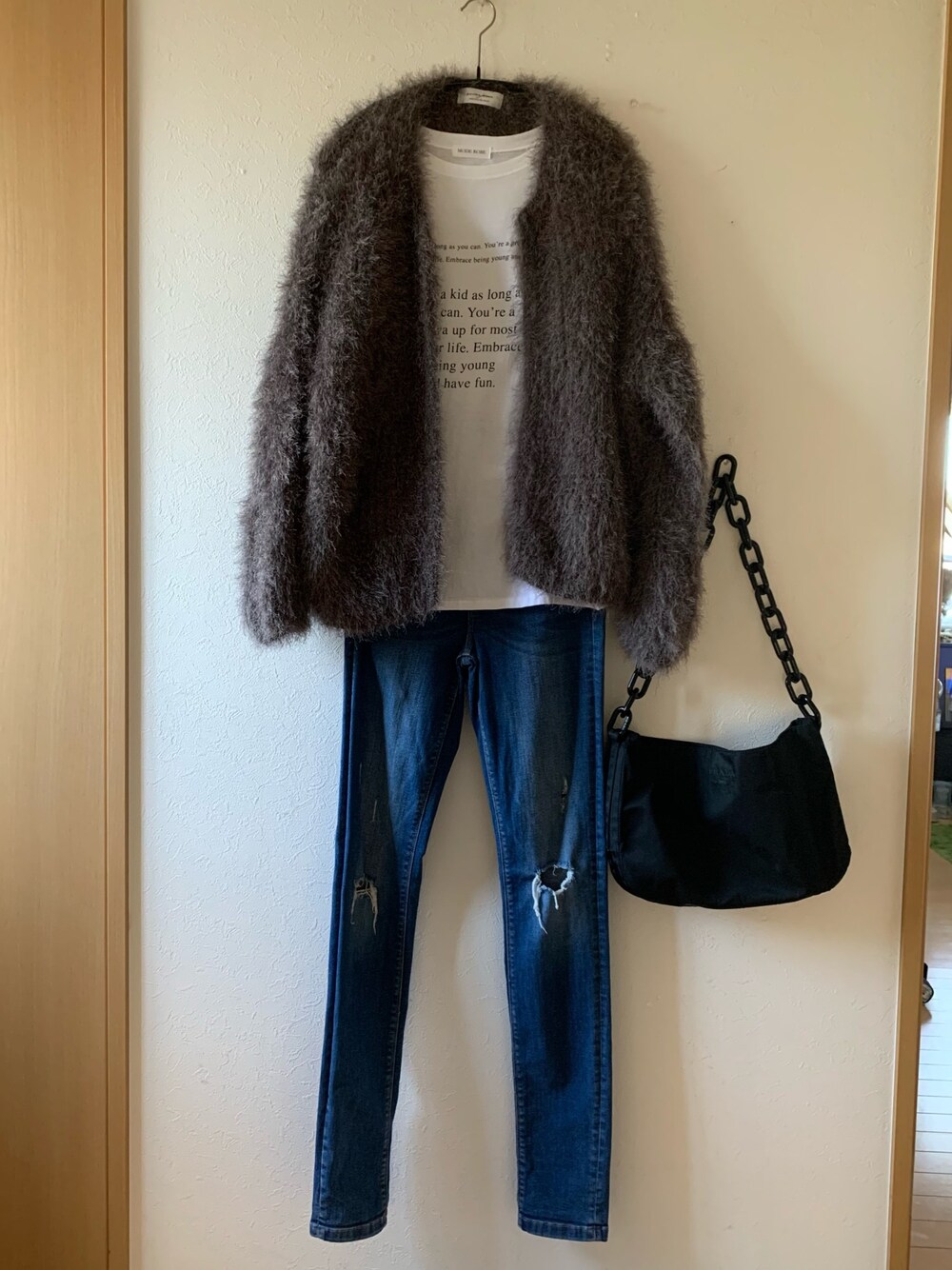 「フェザーヤーン、ロゴT、デニムパンツ、marjour、ModeRobe、ZARA、チェーンバッグ、PRADA、着回しコーデ、低身長」｜「marjourのフェザーヤーンニットカーデ（カーディガン/ボレロ、グレー系）」を使った、teey+さん（レディース・155cm）の秋コーディネートの1枚目の写真