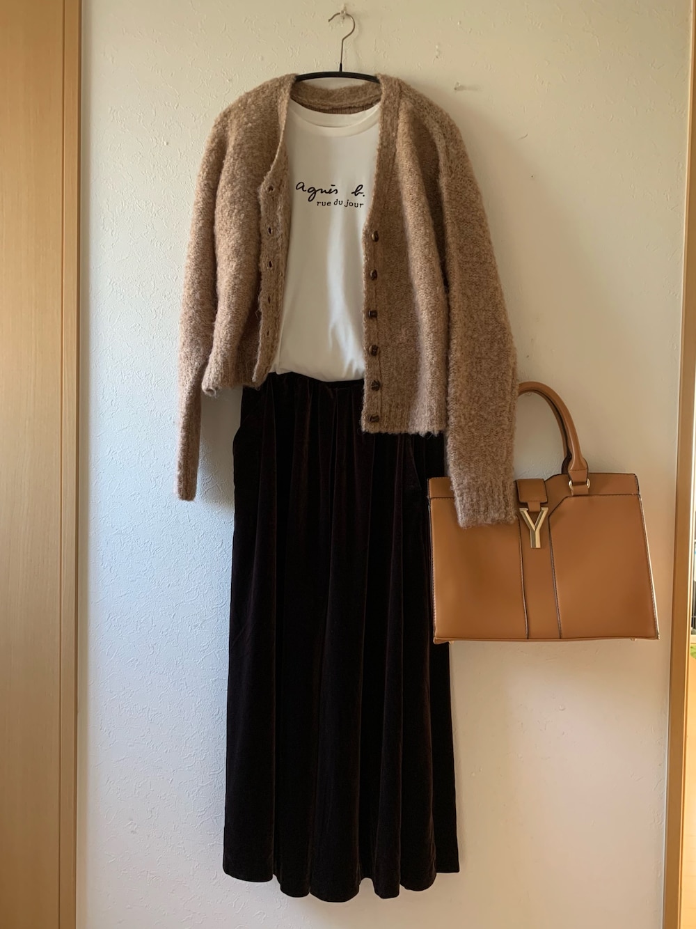 ブラウン系のカーディガン/ボレロ、ホワイト系のTシャツ/カットソー、ブラウン系のその他パンツを着用したレディースの秋コーディネートの1枚目の写真