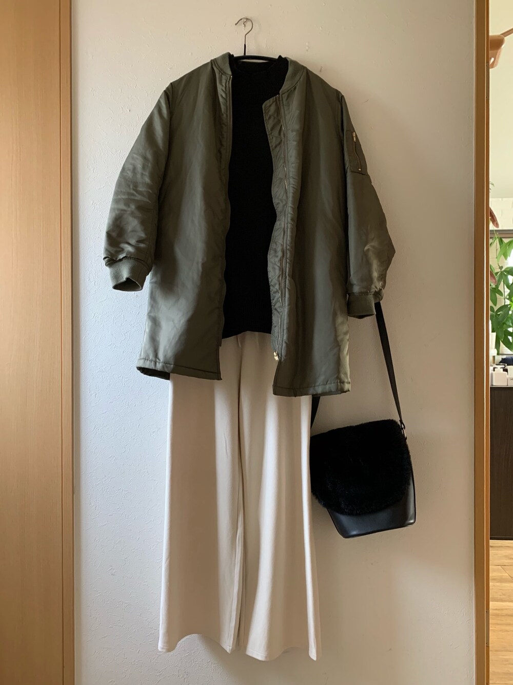「カジュアルコーデ、シンプル、MA-1、ワイドパンツ、白パンツ、SEVENDAYS＝SUNDAY、GROBAL WORK、blate、ファー小物、ikka」｜「SEVENDAYS=SUNDAYの・ナイロンツイル ロングMA-1（MA-1、グリーン系）」を使った、teey+さん（レディース・155cm）の冬コーディネートの1枚目の写真