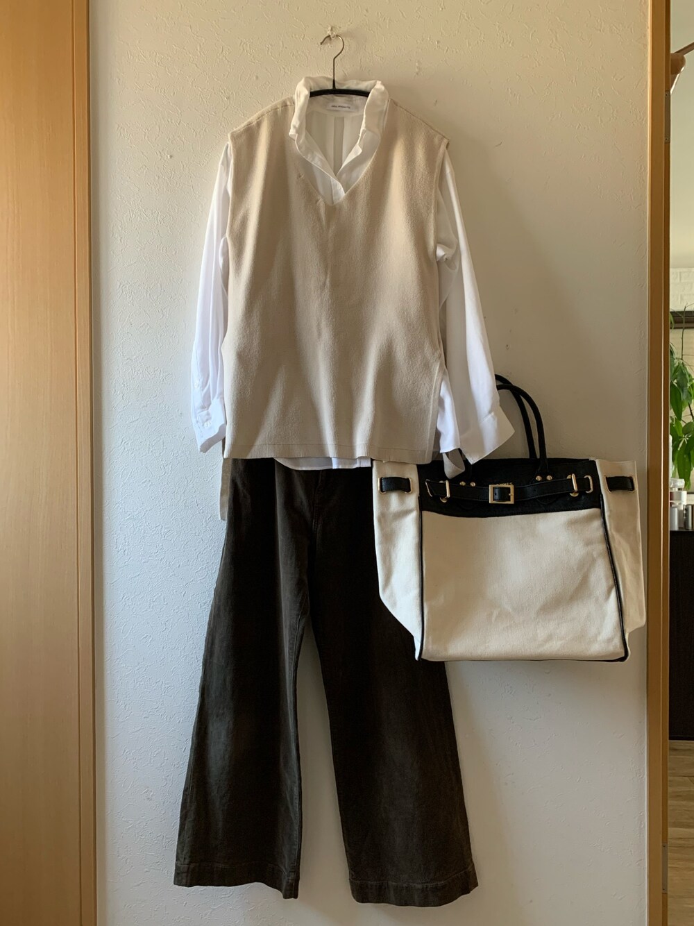 「オトナカジュアル、ニットベスト、シャツスタイル、コーデュロイパンツ、しまむら、AZUL ENCANTO、JOURNAL STANDARD relume、トートバッグ、omnes、着回しコーデ」｜「しまむらのアイテム（ベスト、ベージュ系）」を使った、teey+さん（レディース・155cm）の冬コーディネートの1枚目の写真