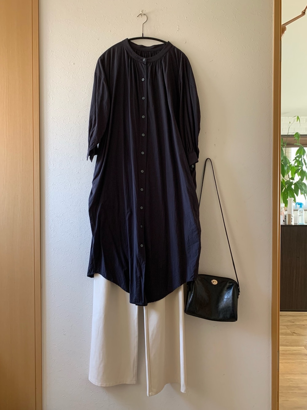 「シャツワンピ、ネイビー、ネイビー×ホワイト、ワイドパンツ、AZUL ENCANTO、blate、パンプス、ショルダーバッグ、Qoo10、SENSE OF PLACE by URBAN RESEAR」｜「AZUL ENCANTOの【洗濯機で洗える】【消臭効果】スタンドカラーギャザーボリュームワンピース（シャツワンピース、ブルー系）」を使った、teey+さん（レディース・155cm）の春コーディネートの1枚目の写真