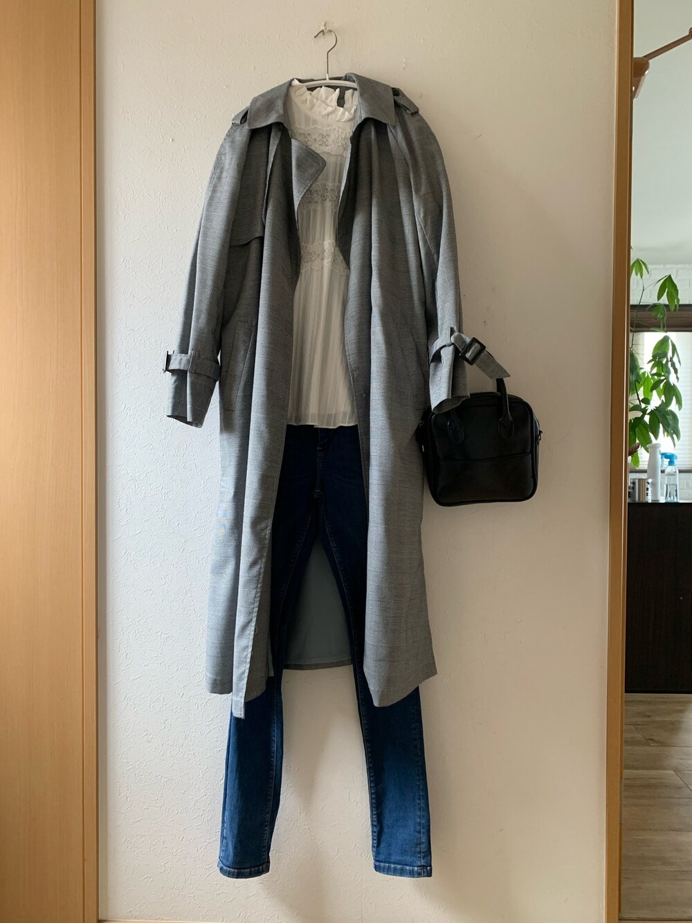 「大人女子、トレンチコート、チェック、レースブラウス、デニムパンツ、UNRELISH、SLOBE IENA、JEANASiS、スクエアバッグ、着回しコーデ」｜「UNRELISHのアイテム（トレンチコート、ブラック系）」を使った、teey+さん（レディース・155cm）の春コーディネートの1枚目の写真