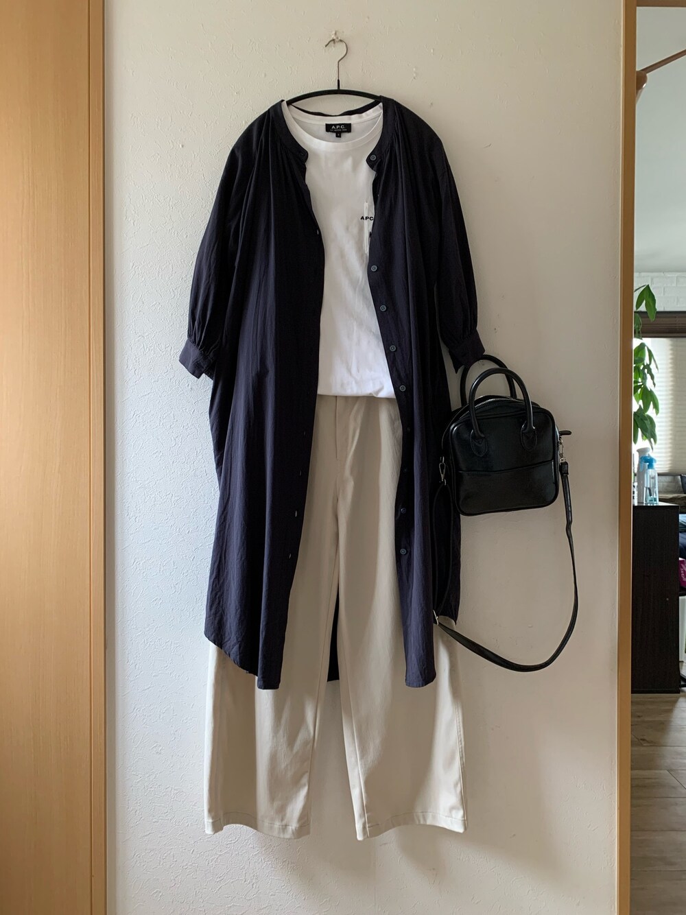 「オトナカジュアル、ラフ、ワンピース、ロゴT、カーブパンツ、AZUL ENCANTO、A.P.C.、UNIQLO、着回しコーデ、低身長」｜「AZUL ENCANTOの【洗濯機で洗える】【消臭効果】スタンドカラーギャザーボリュームワンピース（シャツワンピース、ブルー系）」を使った、teey+さん（レディース・155cm）の春コーディネートの1枚目の写真