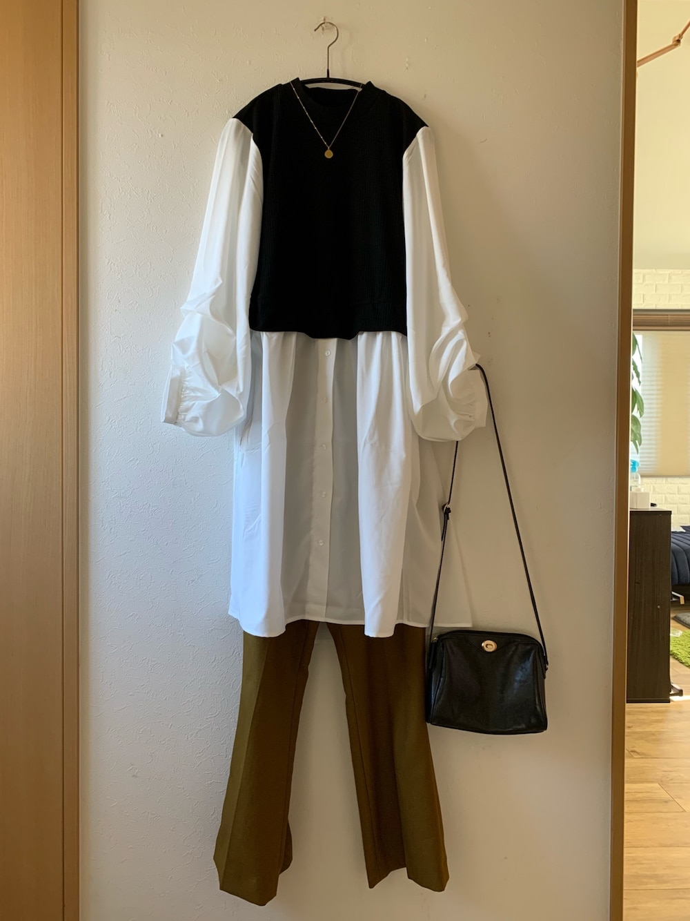 「オトナ女子、ドッキングワンピ、フレアパンツ、GRL、SENSE OF PLACE by URBAN RESEARCH、ショルダーバッグ、着回しコーデ、低身長」｜「GRLのアイテム（シャツワンピース、ブラック系）」を使った、teey+さん（レディース・155cm）の春コーディネートの1枚目の写真