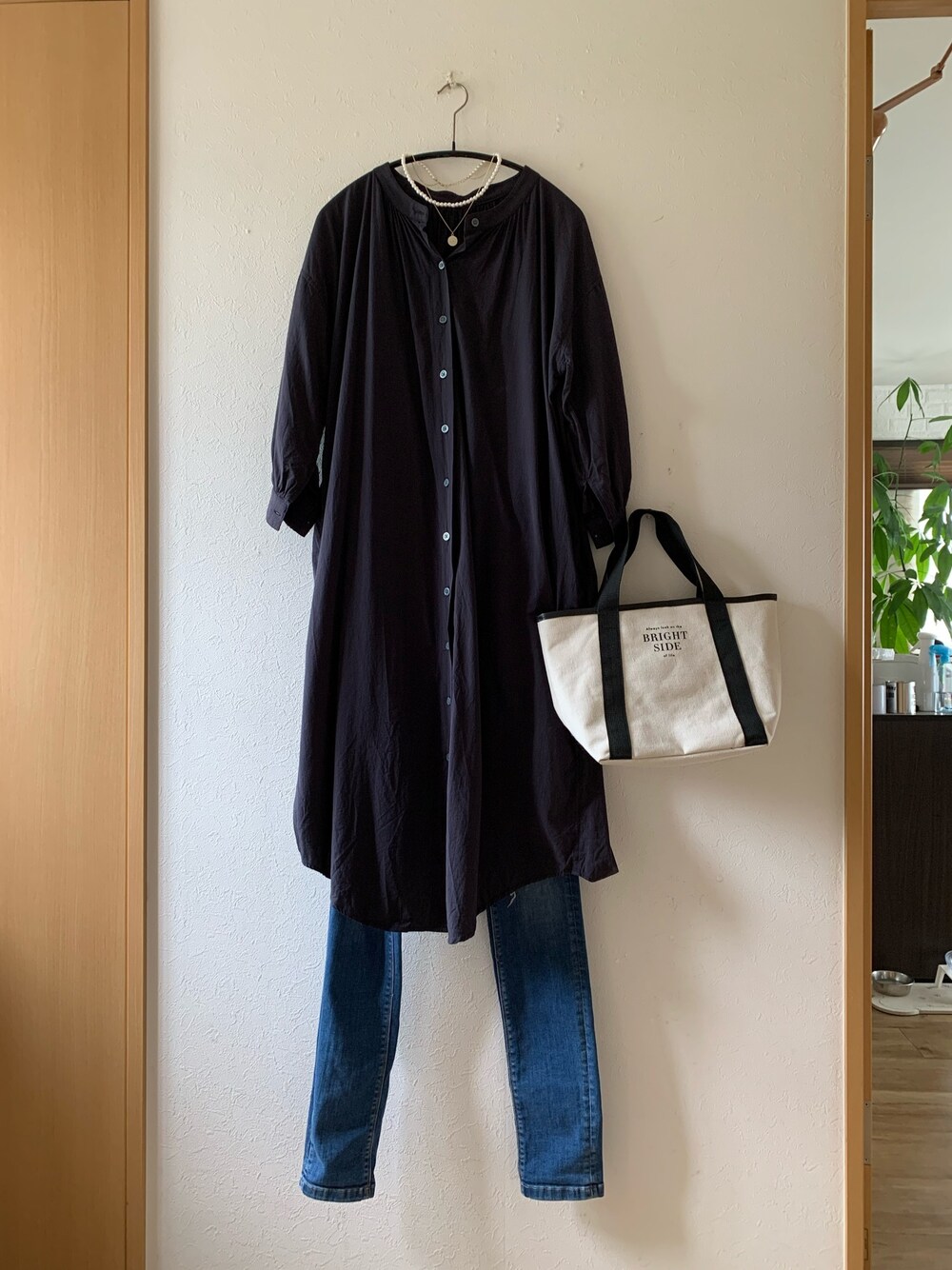 「大人女子、シャツワンピ、ダメージデニムパンツ、ネイビー、2連ネックレス、パールネックレス、トートバッグ、AZUL ENCANTO、ZARA、urban research sonny label」｜「AZUL ENCANTOの【洗濯機で洗える】【消臭効果】スタンドカラーギャザーボリュームワンピース（シャツワンピース、ブルー系）」を使った、teey+さん（レディース・155cm）の春コーディネートの1枚目の写真