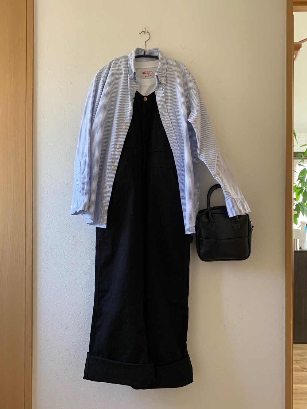 「大人カジュアル、シャツスタイル、オーバーオール、タンクトップ、グラミチ×Lee、ヘインズ、UNIQLO、グルカサンダル、ZARA、低身長」｜「Gramicciの【Lee×GRAMICCI（グラミチ）】フロントジップ オーバーオール（サロペット/オーバーオール、ブラック系）」を使った、teey+さん（レディース・155cm）の春コーディネートの1枚目の写真