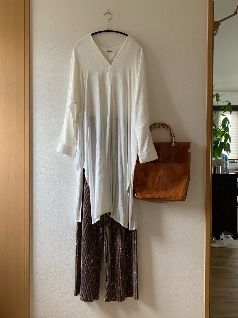 「ラクチンコーデ、ワンピース、ペイズリー柄パンツ、PICHI、しまむら、クリアバッグ、着回しコーデ、低身長、プチプラ」｜「PICHIのアイテム（シャツワンピース、ホワイト系）」を使った、teey+さん（レディース・155cm）の春コーディネートの1枚目の写真