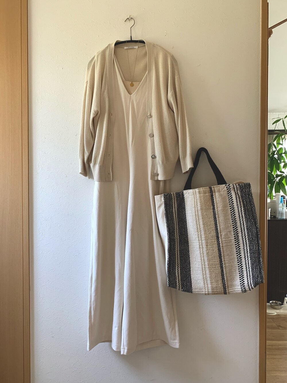 「大人カジュアル、オールインワン、ホワイトコーデ、サテンキャミ、カーディガン、しまむら、blate、amiur、トートバッグ、nano・universe」｜「しまむらのアイテム（カーディガン/ボレロ、ベージュ系）」を使った、teey+さん（レディース・155cm）の夏コーディネートの1枚目の写真
