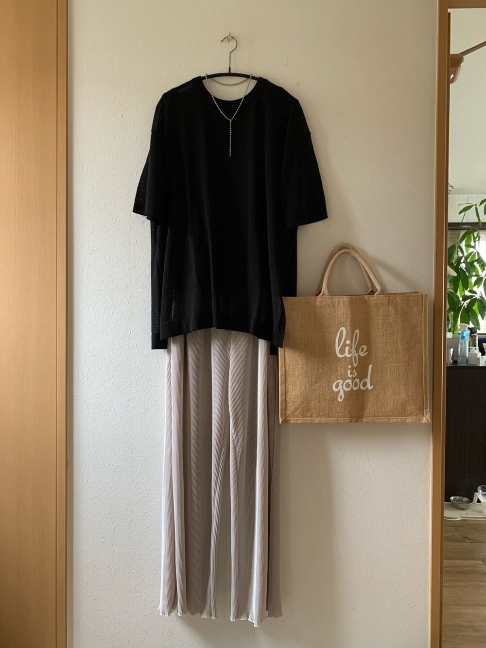 「シアーニット、サテンパンツ、キャミソール、オトナ女子、GU、VACANCY、トートバッグ、サンダル、SENSE OF PLACE by URBAN RESEAR、ボールチェーン」｜「GUのアイテム（ニット/セーター、ブラック系）」を使った、teey+さん（レディース・155cm）の夏コーディネートの1枚目の写真