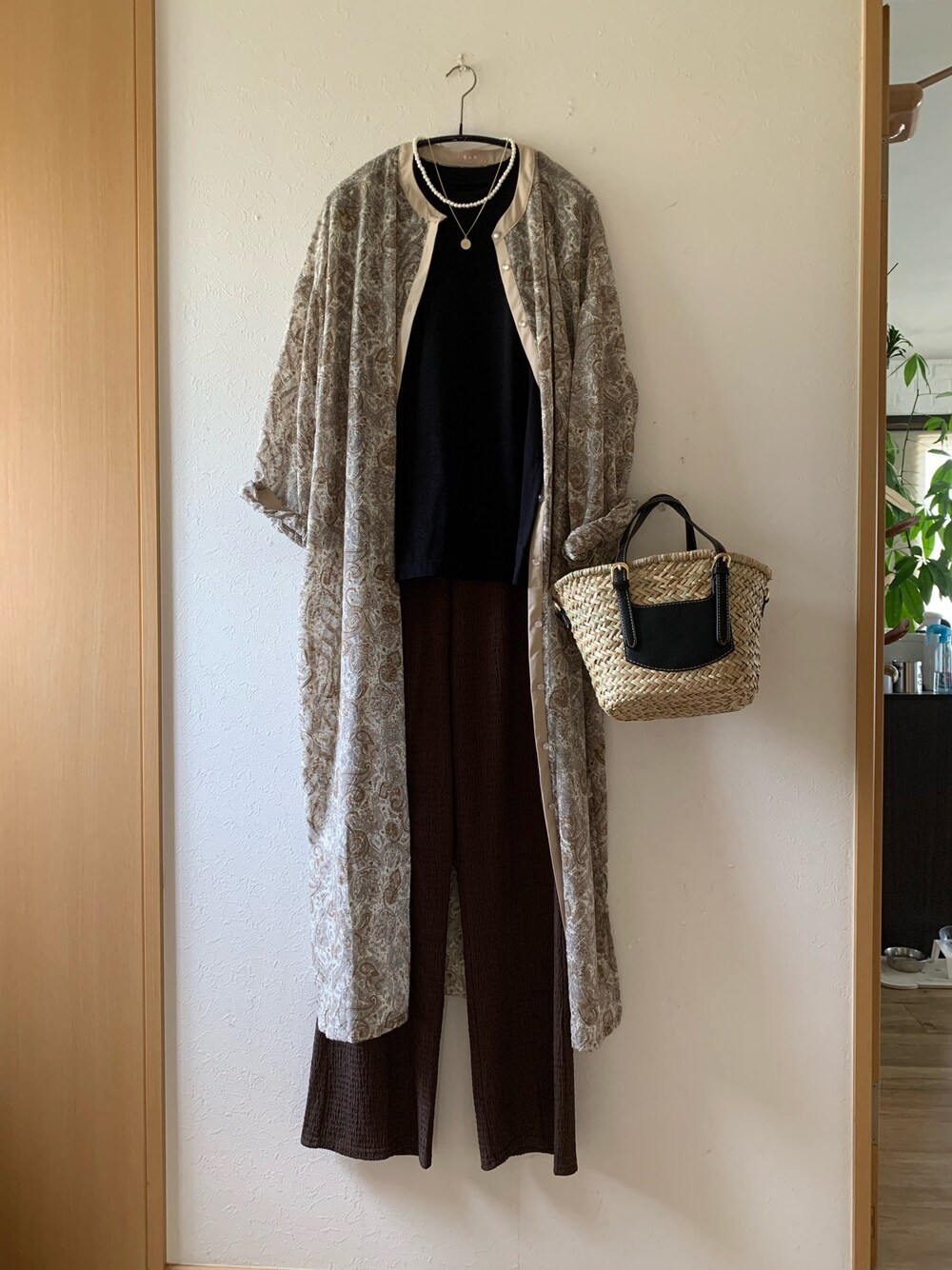 「大人コーデ、ペイズリー、ロングワンピース、ブラウン、プチプラ、bab、しまむら、ヘインズ、二連ネックレス、urban research sonny label」｜「Babの【WEB限定】ペイズリープリントロングワンピース（ワンピース、ベージュ系）」を使った、teey+さん（レディース・155cm）の夏コーディネートの1枚目の写真
