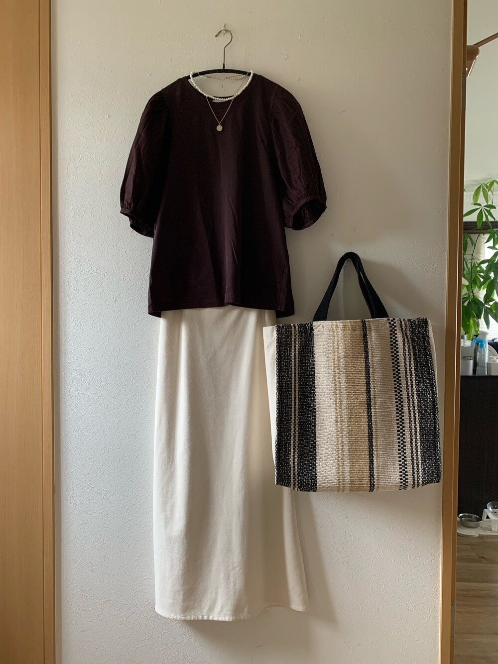 「オトナ女子、ボリュームスリーブ、タイトスカート、GU、blate、プチプラ、二連ネックレス、urban research sonny label、トートバッグ、低身長」｜「GUのアイテム（シャツ/ブラウス、ブラウン系）」を使った、teey+さん（レディース・155cm）の夏コーディネートの1枚目の写真