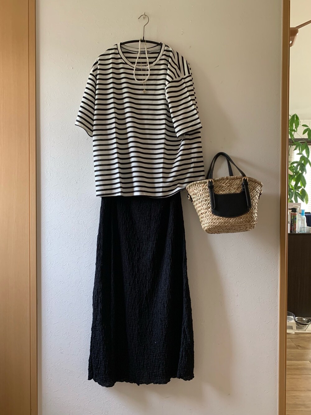 「ラクチンコーデ、ボーダー、ロングスカート、モノトーン、プチプラ、reca、GU、かごバッグ、パールネックレス、urban research sonny label」｜「recaのボーダー半袖カットソー（Tシャツ/カットソー、ブラック系）」を使った、teey+さん（レディース・155cm）の夏コーディネートの1枚目の写真