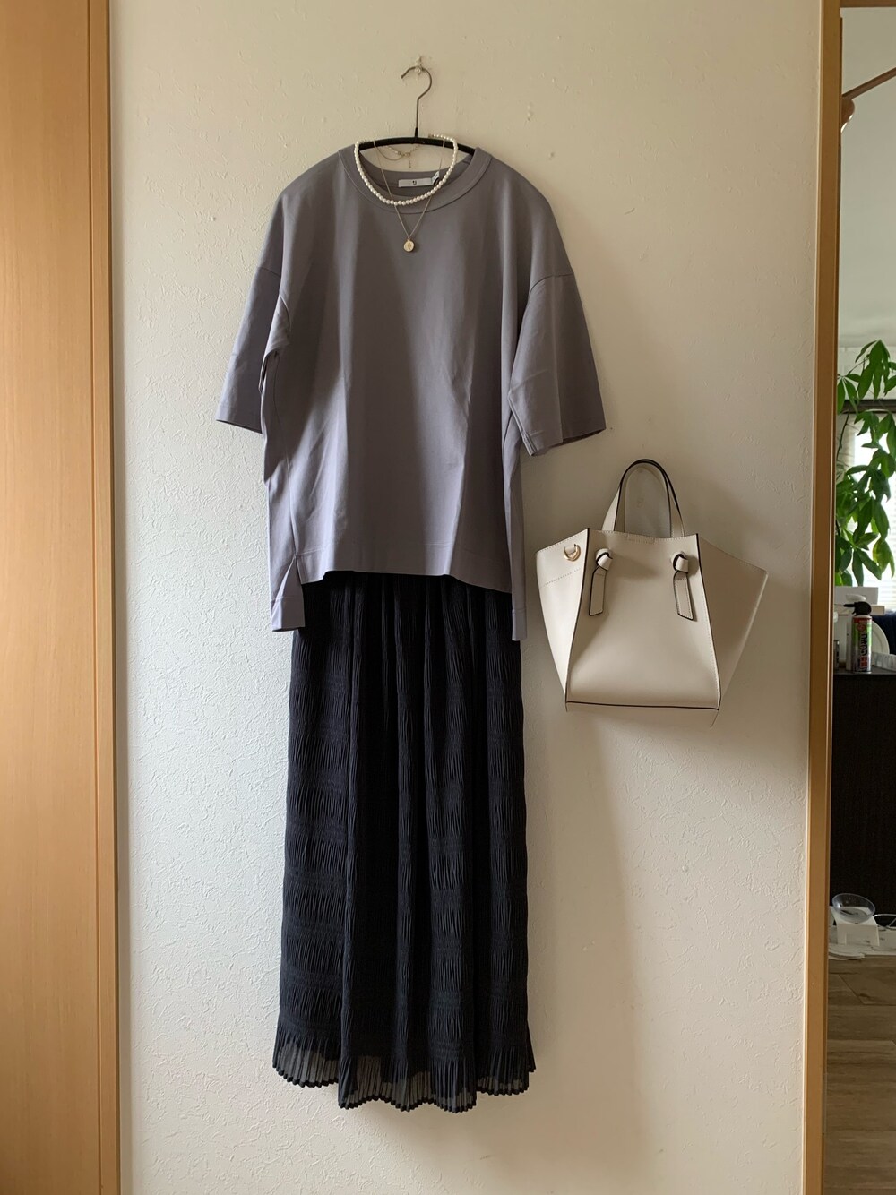 「シンプルコーデ、オトナ女子、Tシャツ、シフォンスカート、UNIQLO U、B.C STOCK、GRL、二連ネックレス、urban research sonny label」｜「UNIQLOのアイテム（Tシャツ/カットソー、グレー系）」を使った、teey+さん（レディース・155cm）の夏コーディネートの1枚目の写真