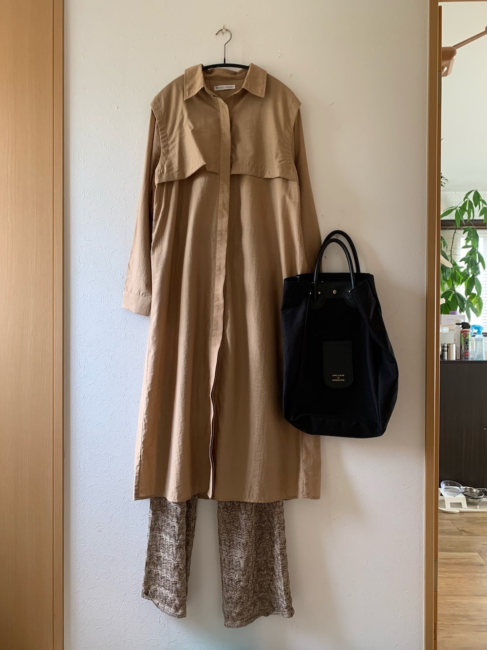 「オトナ女子、ブラウン、シャツワンピ、ラメニット、bonjour sagan、LOWRYS FARM、雑誌付録、トートバッグ、低身長」｜「Bonjour Saganの【2021新作 Pre Autumn】WEARISTA POCO × Bonjour Sagan ヨークデザインシャツワンピース（シャツワンピース、ブラウン系）」を使った、teey+さん（レディース・155cm）の秋コーディネートの1枚目の写真