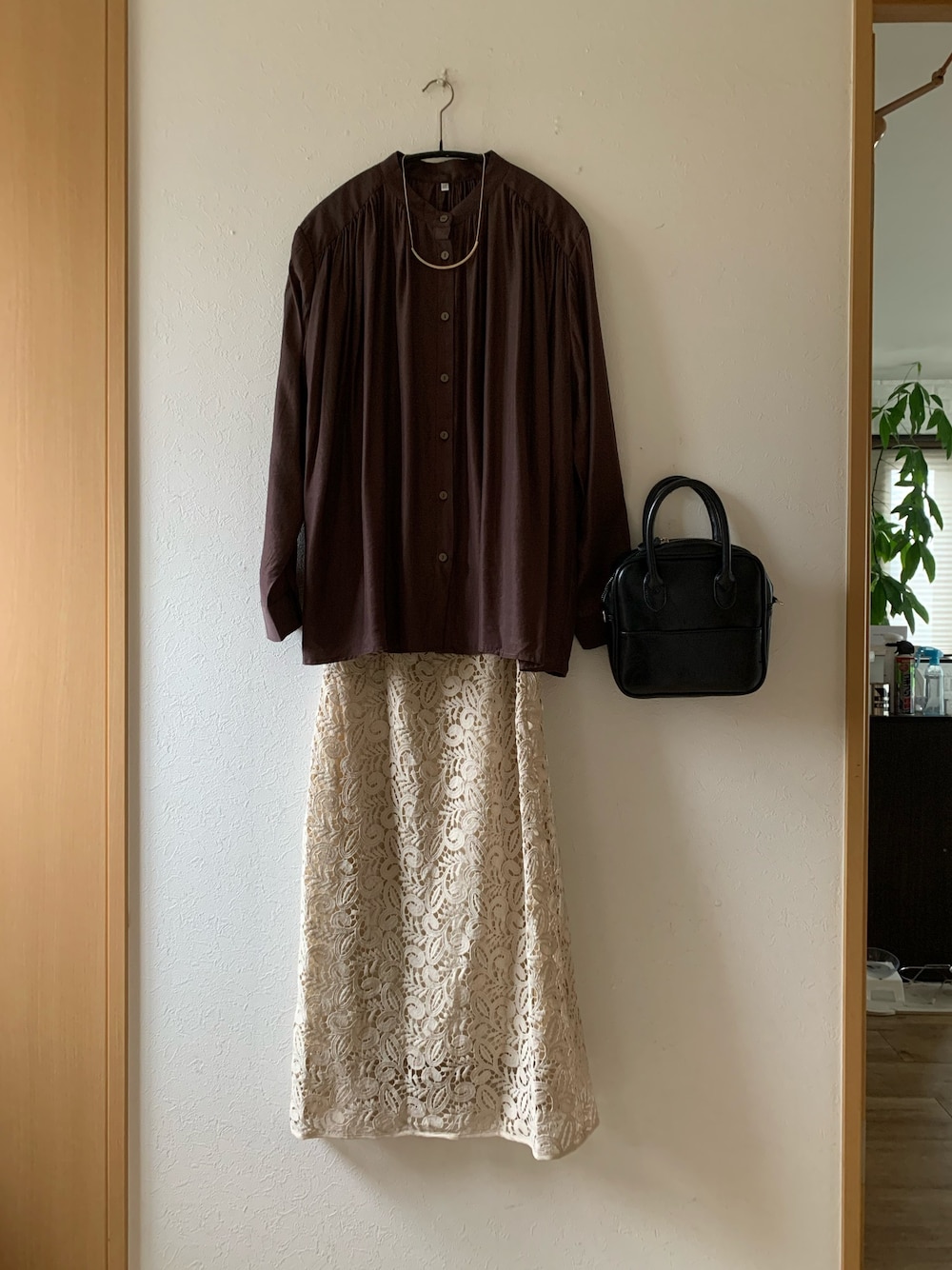 「休日スタイル、シャツ、レーススカート、coca、blate、スクエアバッグ、ゴールドアクセ、nuynh、オトナ女子、低身長」｜「coca（coca）のサテンボタンブラウス（シャツ/ブラウス、ブラウン系）」を使った、teey+さん（レディース・155cm）の秋コーディネートの1枚目の写真