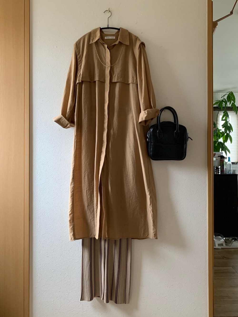 「秋のコーデ、休日スタイル、シャツワンピ、ストライプパンツ、ブラウン、bonjour sagan、selectshopline、スクエアバッグ、着回しコーデ、マスクチェーン」｜「Bonjour Saganの【2021新作 Pre Autumn】WEARISTA POCO × Bonjour Sagan ヨークデザインシャツワンピース（シャツワンピース、ブラウン系）」を使った、teey+さん（レディース・155cm）の秋コーディネートの1枚目の写真