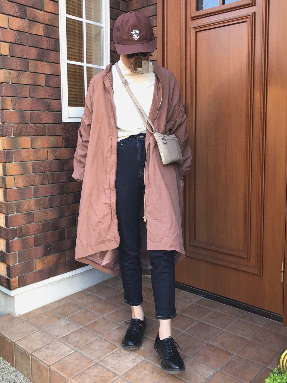 ブラウン系のその他アウター、ブルー系のデニムパンツ、ブラック系のシューズを着用したレディースの秋コーディネートの1枚目の写真