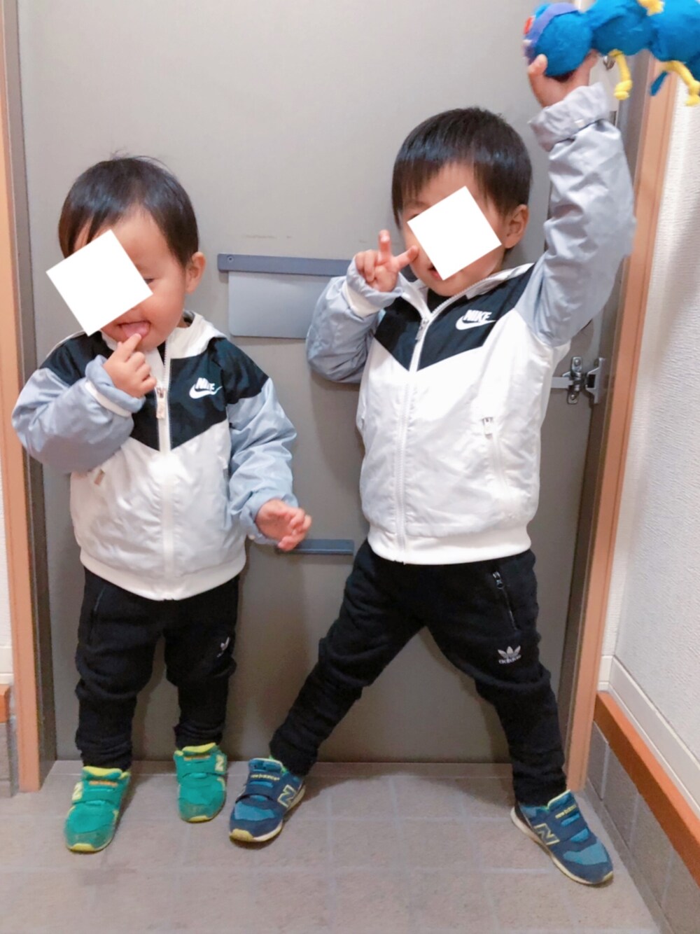 「キッズコーデ、スウェット、adidas、NIKE、ニューバランス、ナイロンパーカー、きょうだい、年子、男の子」｜「NIKEのNIKE B NSW TRK SUIT WINGER W (WHITE/BLACK/WOLF GREY/WHITE)（その他アウター、ホワイト系）」を使った、Kaaaさん（キッズ・80cm）の冬コーディネートの1枚目の写真
