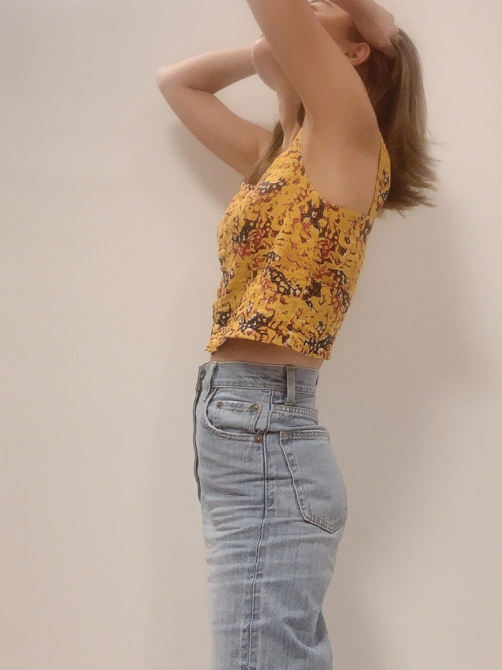 「sara mallikaのアイテム（タンクトップ、イエロー系）」を使った、Mococoさん（レディース・162cm）の秋コーディネートの1枚目の写真