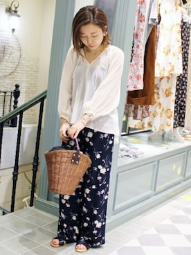 「花柄パンツ」｜「アイテム（サンダル）」を使った、Laraさん（レディース・158cm）の夏コーディネート
