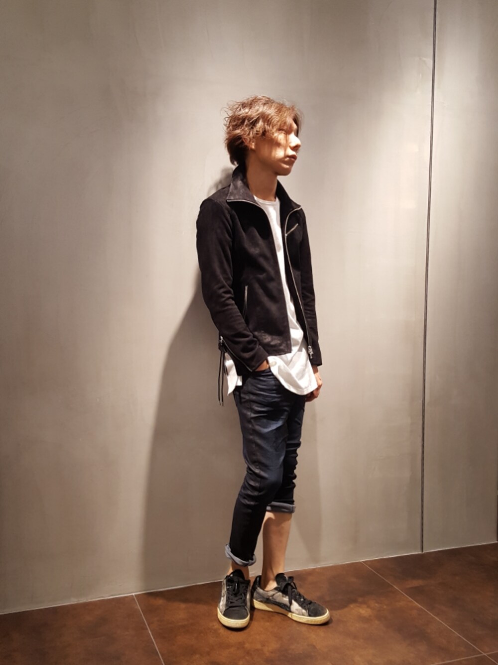 ブラック系のライダースジャケット、ホワイト系のTシャツ/カットソーを着用したメンズの秋コーディネートの1枚目の写真