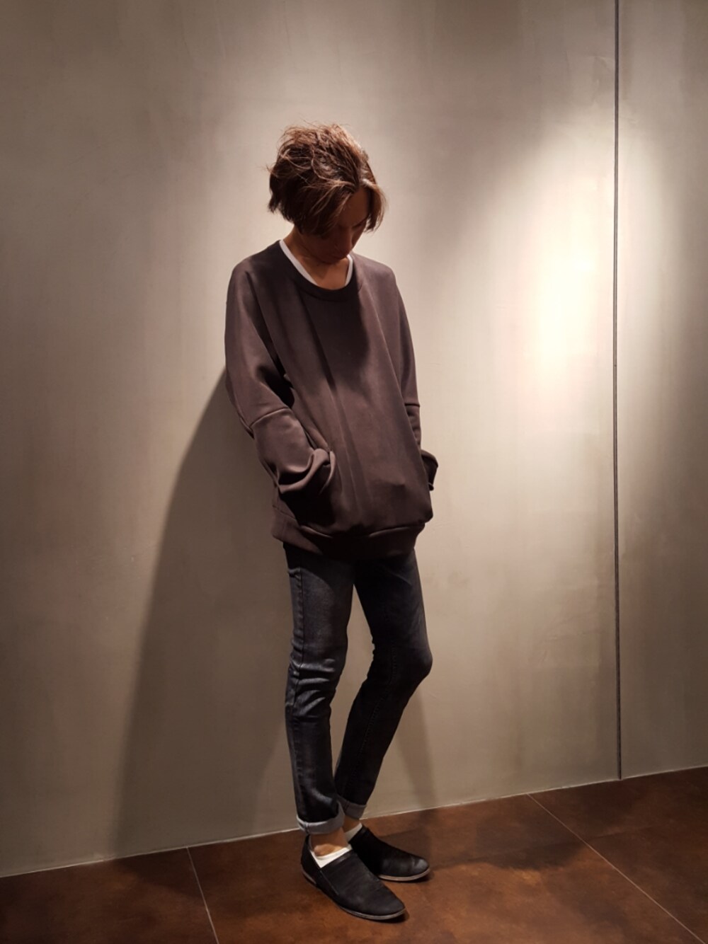 ブラック系のTシャツ/カットソー、ブルー系のデニムパンツ、ブラック系のスリッポンを着用したメンズの冬コーディネートの1枚目の写真