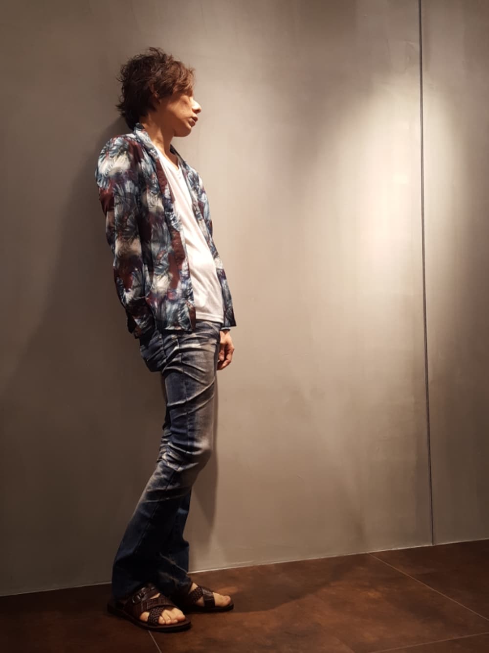 ブルー系のシャツ/ブラウス、ブラック系のサンダルを着用したメンズの夏コーディネートの1枚目の写真