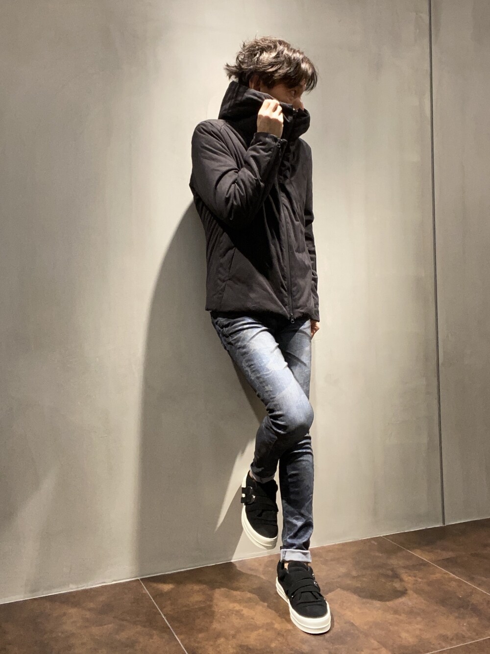 ブラック系のブルゾン、ブラック系のドレスシューズを着用したメンズの冬コーディネートの1枚目の写真