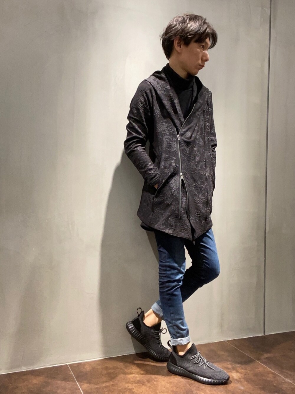 ブルー系のデニムパンツ、ブラック系のTシャツ/カットソー、ブラック系のブルゾンを着用したメンズの冬コーディネートの1枚目の写真