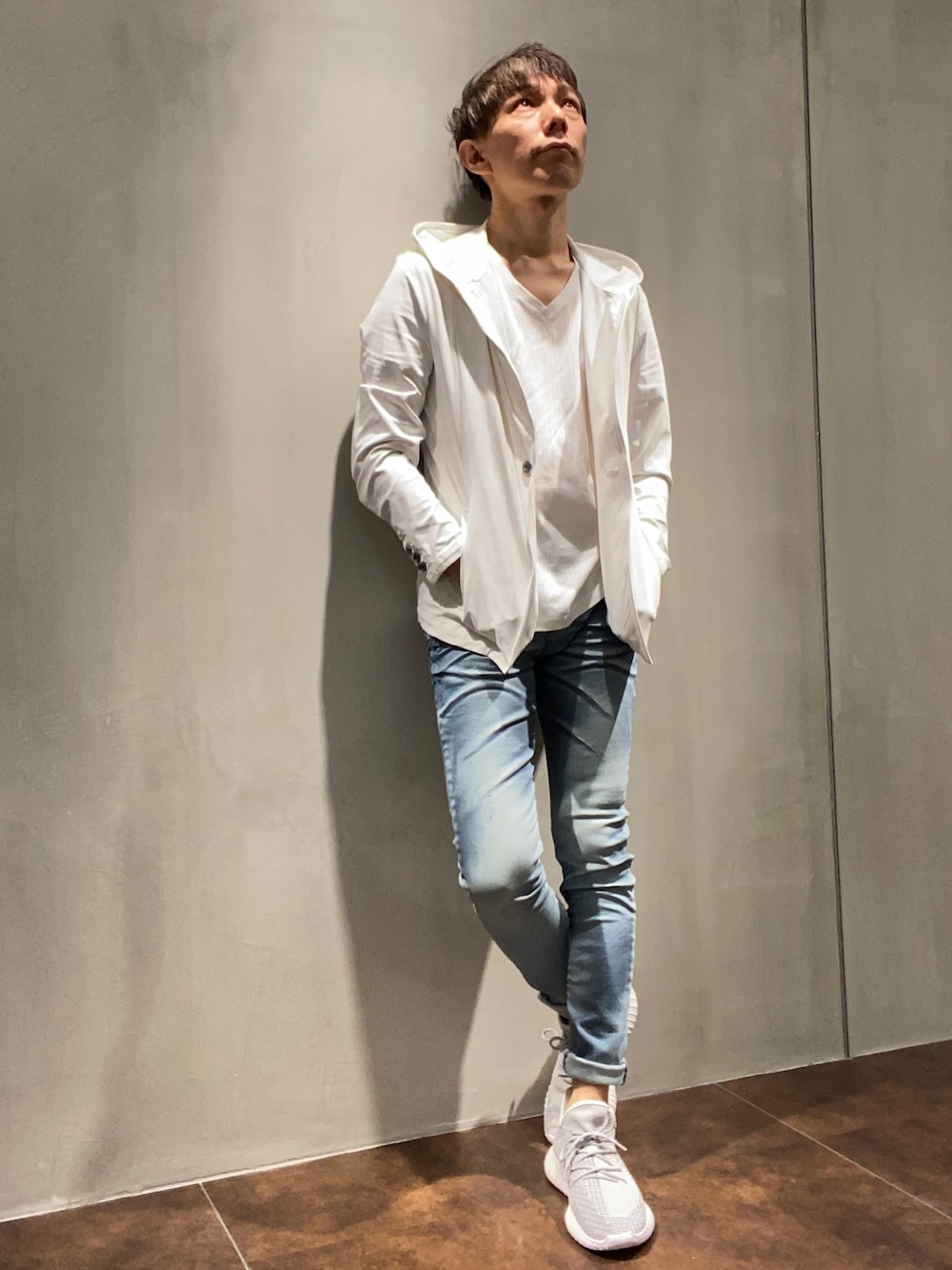 ホワイト系のスニーカー、ブルー系のその他パンツを着用したメンズの春コーディネートの1枚目の写真