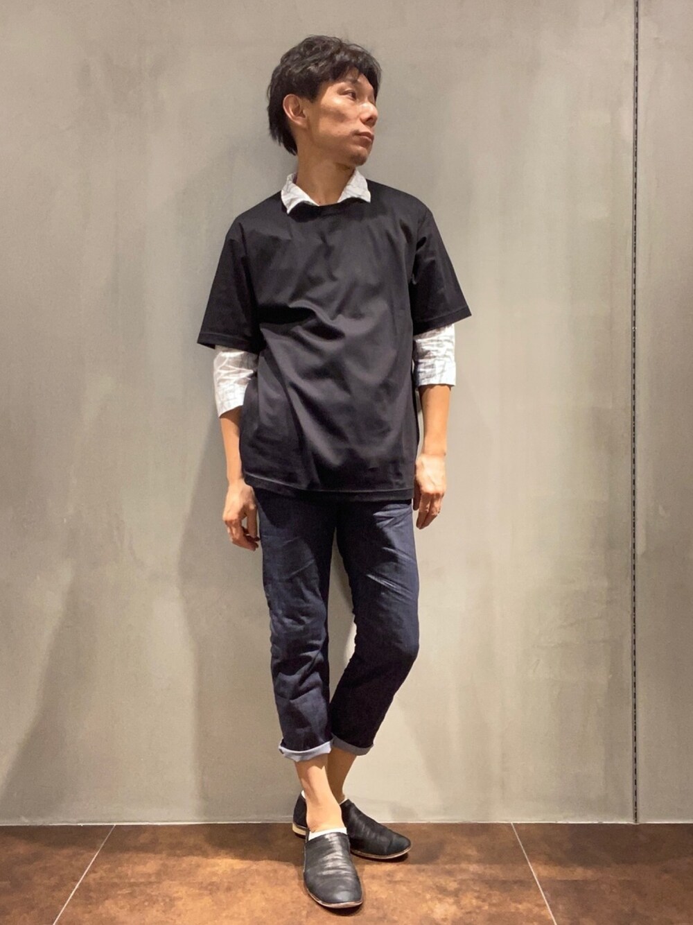 ブラック系のTシャツ/カットソー、グレー系のシャツ/ブラウス、ブラック系のスリッポンを着用したメンズの夏コーディネートの1枚目の写真